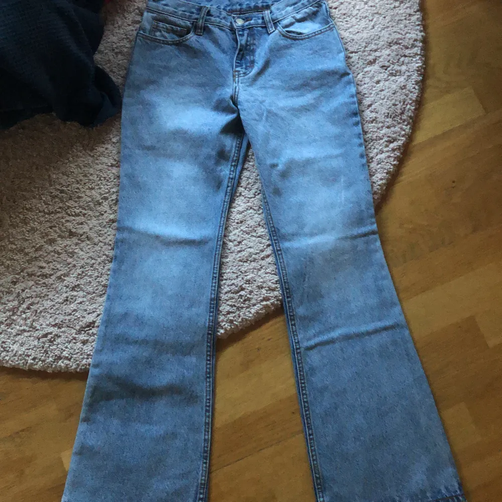 Helt oanvända och SLUTSÅLDA ! Ljusa, lågmidjade utsvängda jeans från Brandy Melville. Skitsnygga , y2k stil. Storlek S, skulle säga 25-27. Jättefina verkligen! Bara lite för små för mig! Funkar precis på mig som är 171. . Jeans & Byxor.