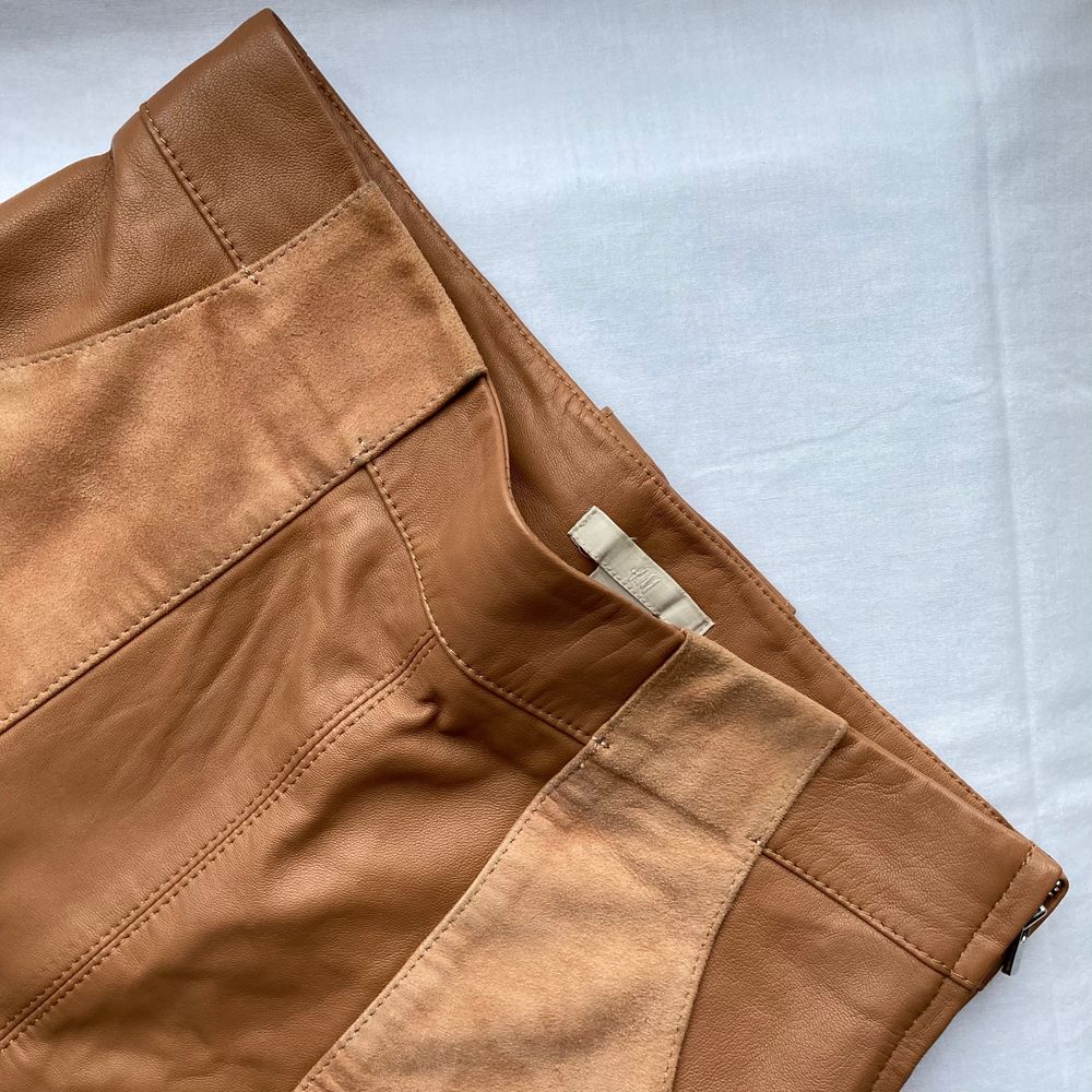 đ LIGHT BROWN/ CAMEL LEATHER SKIRT WITH SUEDE POCKETS AND SILVER SIDE ZIP âą SIZE - XS / EU 34 âą BRAND - H&M âą MATERIAL - Leather, Suede, Viscose MY MEASUREMENTS âą Height 161cm / 5'3