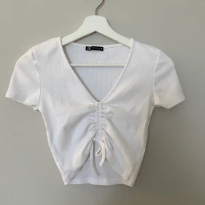 Fin topp - En söt tröja från Zara med fina detaljer fram! Fint skick💓 