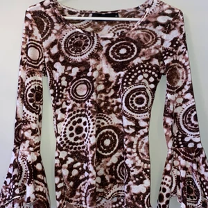 Tröja  - Lite genomskinlig brunmönstrad tröja, storlek 32/34. För fler bilder eller information skriv privat. <3 om flera är intresserade blir de budgivning i kommentarerna!