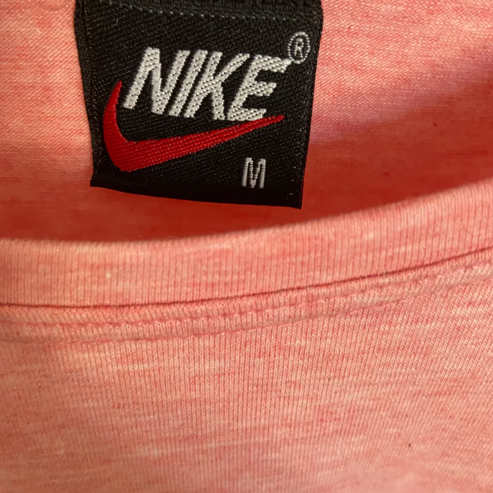 En Nike tunn tröja som är helt oanvänd och säljer då jag aldrig använder den. Den e liten i storleken då jag vanligt vis haa S men denna passar. Tröjor & Koftor.