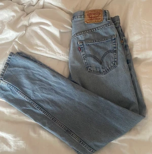 Levis 505 jeans - Skit snygga levis jeans verkligen! Knappt använda då dom är för stora. Står storlek 31/32 men är mer som en 28/32🥰frakt tillkommer som köparen står för! ❌MÅNGA INTRESSERADE, BUDA!❌BUD PÅ 450+ frakt❌