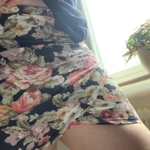 Kort somrig kjol  - En snygg kort kjol från bokbok med annorlunda skärning vilket gör den lite unikare än en vanlig blommig. Passar nog lika fint på en xs som en s. Framhäver 🍑 väldigt bra!😉 knappt använd.