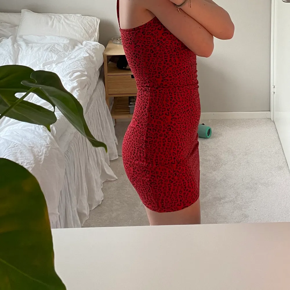 Leopard röd klänning från H&M som är helt oanvänd bara testad:). Klänningar.