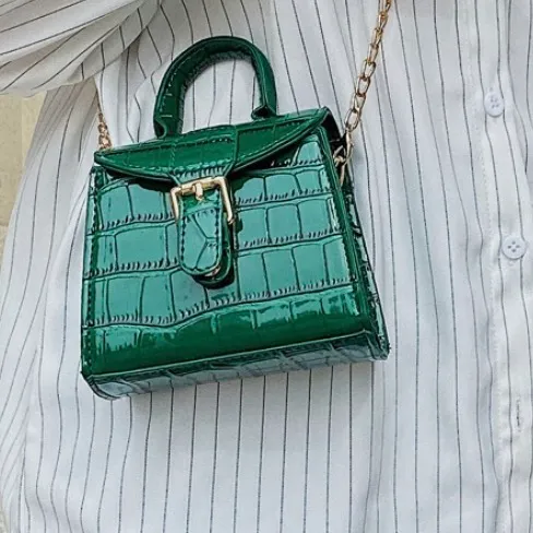 Grön liten väska med måtten 13x6x11 cm  aldrig använd. 💚 plus frakt ca 40 kr . Accessoarer.