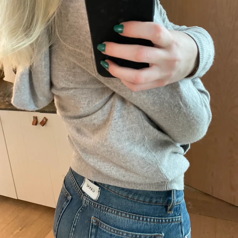 Lågmidjade Ganni jeans med slits längst ner. Använder aldrig därav säljer jag. Har klippt upp sömmen längst ner för att de ska bli ännu lite längre💕 bud 700. Jeans & Byxor.