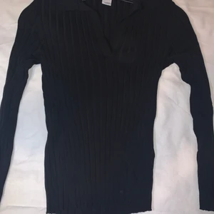 Svart krage-tröja - Svart tröja med krage och öppen vid bröstet, perfekt och tunn till våren, storlek M, finns i halmstad men går att fraktas, bra skick