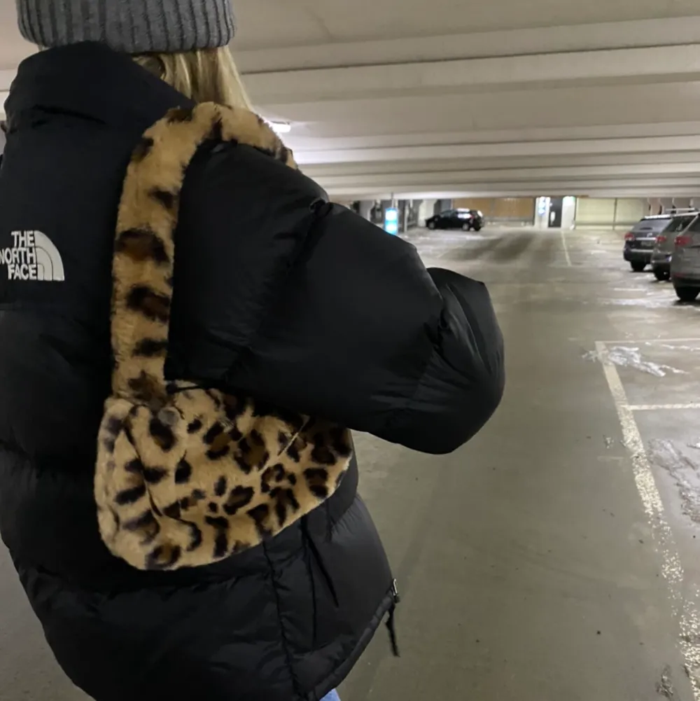 Leopardmönstrad väska i nyskick☺️. Väskor.