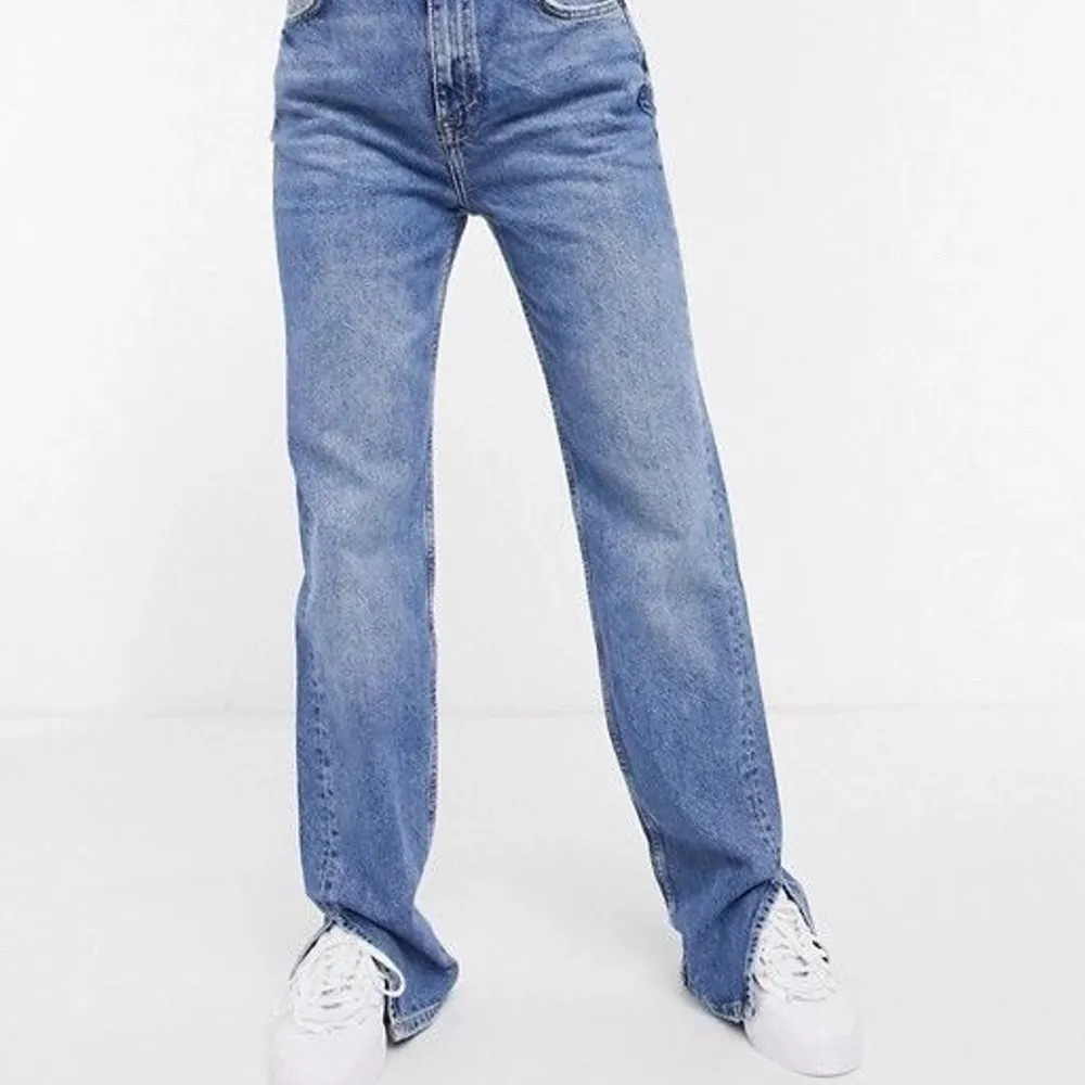 Mörkblåa raka jeans med slits från Pull & Bear. Storlek 32, nypris 450kr. Ser mörkare ut på bild. Säljes pga för små. Innerbenslängd på jeansen: 84 cm. Köparen står för frakten. 🧸. Jeans & Byxor.