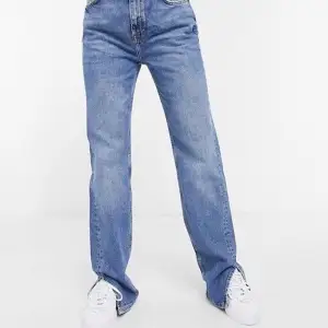 Mörkblåa raka jeans med slits från Pull & Bear. Storlek 32, nypris 450kr. Ser mörkare ut på bild. Säljes pga för små. Innerbenslängd på jeansen: 84 cm. Köparen står för frakten. 🧸