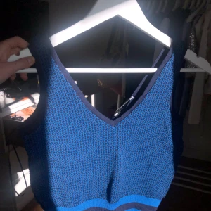 Blå stickad väst  - Säljer denna oanvända blåa väst ifrån zara. Perfekt nu till våren!