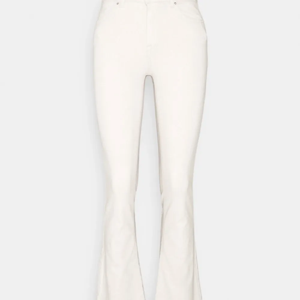 Bootcut jeans 🤍från Gina tricot i modellen natasha. I storlek S. Mycket fint skick!! Skriv vid intresse !!. Jeans & Byxor.
