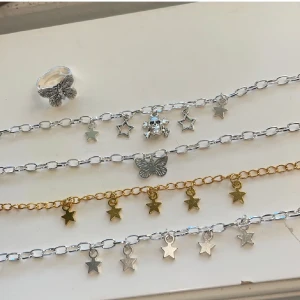 Halsband - Olika halsband, 59kr/st. Köper man två så får man ringen som finns med på bilderna på köpet. Frakt tillkommer på 12kr. 💕 Inte äkta guld eller silver. 