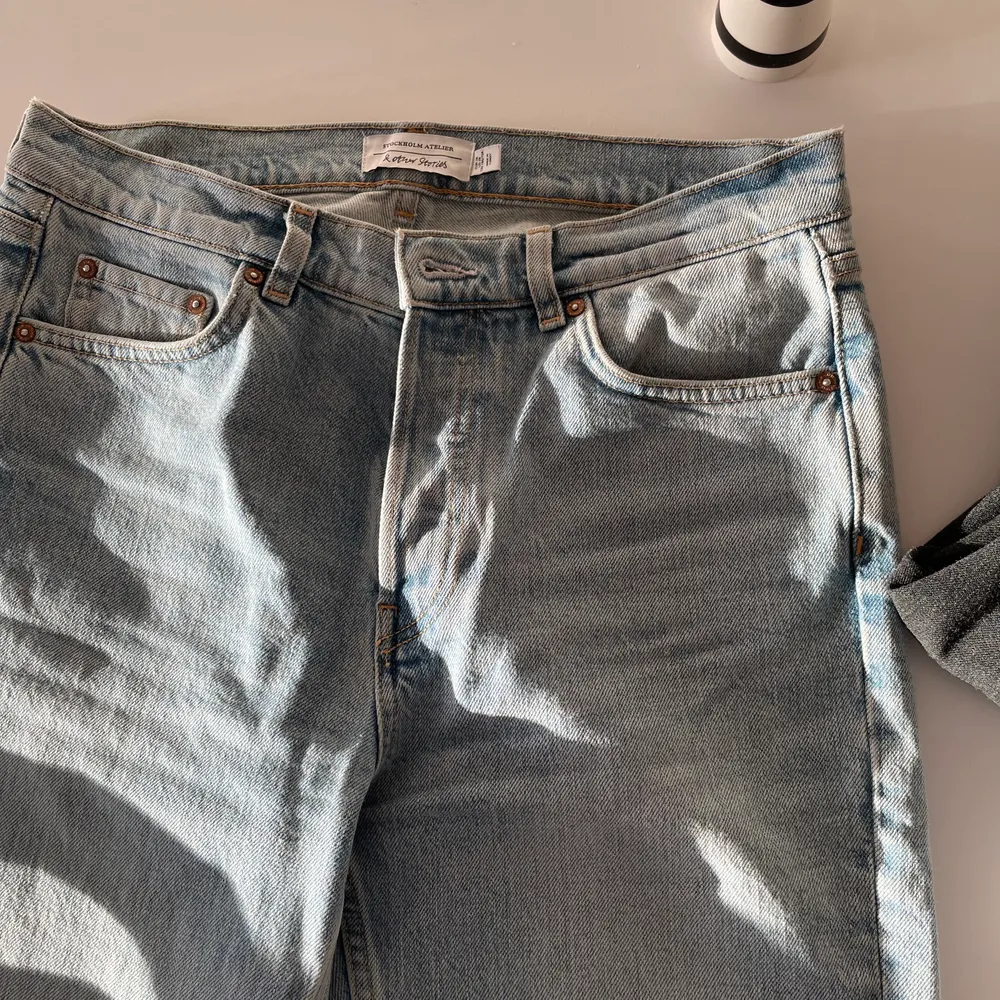 Kicked flare jeans från &other stories! Aldrig använda, små i storlek så skulle säga att dom är som en 27 eller 28 i storlek! Frakt tillkommer. Jeans & Byxor.