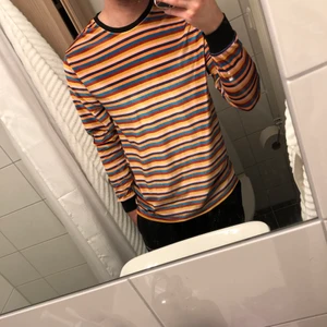 Långärmad T-shirt (retrofärgad) - Retrofärgad lång T-shirt i velour. Endast använd 2 gånger. 