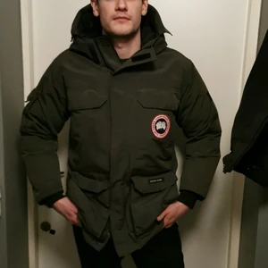 Canada goose expedition - Den är storlek S men är stor som modell då jag vanligtvis har L. Liten skavank på höger ficka men inget som lite nål och tråd kan lösa. Den har mörk grå färg. 1 år gammal saknar pälsen då jag råkade tvätta den