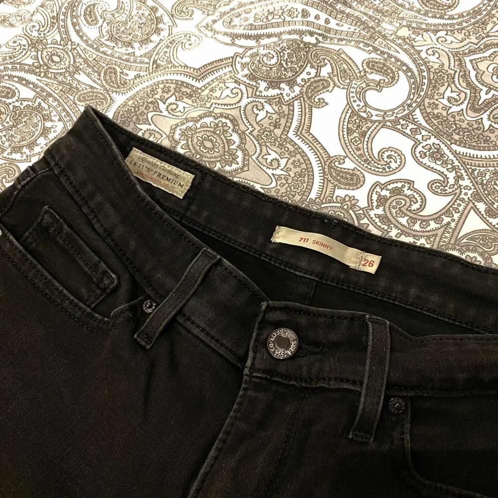 Supersnygga Levi’s jeans, märkta som 26 men har mycket stretch och passar mig med 27-28 perfekt. De är i fint skick, inga hål eller skavanker men har förlorat lite av den svarta färgen pga tvätt. Fortfarande lika snygga dock! 🌟 Modellen 711 skinny 👖. Jeans & Byxor.