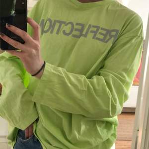 Oversized neongrön tröja från STAY med ordet ”Reflection” fram i reflex💚