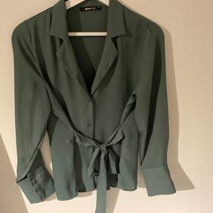 Fin grön blus med knyte i midjan💚 Blusen är från Gina och är i storlek 36.