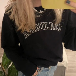 Sweatshirt  - Säljer denna snygga sweatshirt i strl S då den inte kommer till användning! Den är inköpt nyligen och är därav i bra skick! Den är i färgen marin blå. Köparen står för frakt och betalning sker via swish💕💕💕💕💕