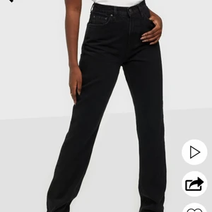 Svarta jeans - Säljer mina jeans från Nelly i fint skick. Storlek 38 och är i bra längd på mig som är 178. Säljer pga tycker dom är lite små på mig. Köpta för 600kr och säljer för 190+frakt