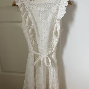 Studentklänning - Säljer min studentklänning stl M. Köpte den förra året för 799kr men säljer den för 450kr. Jag brukar bära S i klänning men det är ingen stretch så funkade att gå upp en stl. Superfin med den perfekta längden och passformen med bandet i midjan