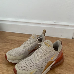 Nike air 270 - Väldigt fina air 270 nästan aldrig använd och ser ut som ny!