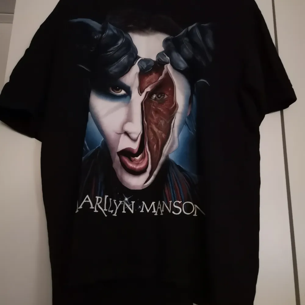 Merch/ T-shirt med Marilyn Manson. Trycket är fint och inte slitet. True to size! . T-shirts.