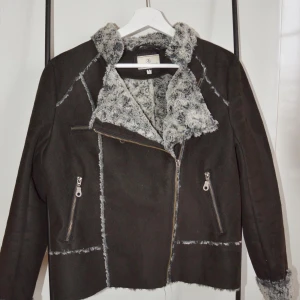 Jacka med päls - Small🤍 - En super fin och skön vårjacka i mocka imitation och päls. Storlek small