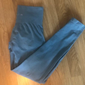 Nvgtn tights - Säljer blåa nvgtn tights, dom är väldigt stretchiga och passar som S men säljer då jag tycker att färgen inte passar på mig