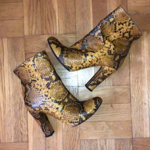 Zara snake heels  - Supersnygga klackar från Zara. Använda varsamt. Finns swish. 