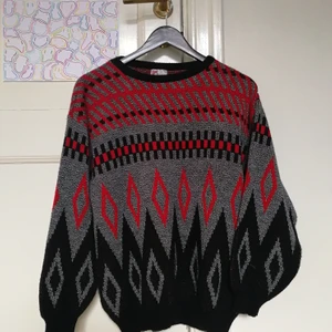psychedelic oversized sweater - köpt second hand men ångrade mig 