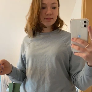 H&M sweatshirt  - Säljer min ljus blåa sweatshirt i storlek S. Väldigt skön. Det är inga skador på den. På andra bilden ser ni materialet i tröjan. Köparen står för frakten. Den kostar 100kr+ frakt. 