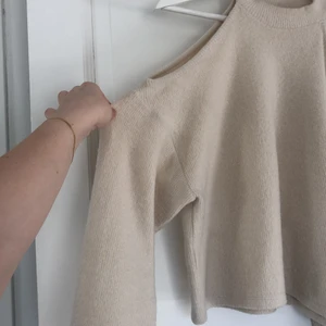 Stickad tröja - Stickad tröja med hål i axlarna. Frakt tillkommer