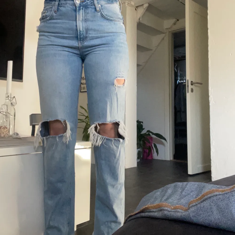 Slutsålda jeans från Zara i storlek 40 men passar nog bäst 36/38 om man vill ha dem lite pösigare än vad de sitter på mig. Budgivning om fler är intresserade. Skriv för fler bilder. Köparen står för frakt. . Jeans & Byxor.