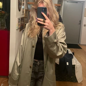 Trenchcoat - Säljer min treanchcoat som jag köpt från asos! Den är super fin o trendig men använder knappt den. NYPRIS: 600
