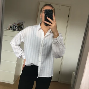 Vit skjorta str.S - En vit skjorta, väldigt skönt material, lite mer åt det stelare hållet, bra kvalitet 