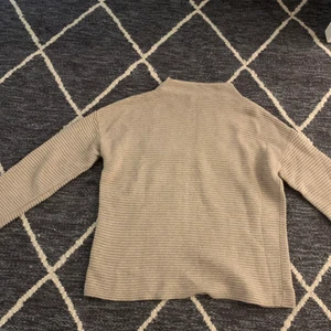 Basic beige tröja  - Denna beige tröja har använts få gånger. Den har remsor och en liten krage. Köpare står för frakten ❤️