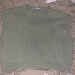Zara - Stickad väst/top från zara. Knappt använd, 200 inklusive frakt☺️☺️