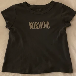Brandy Nirvana t-shirt - Väldigt fin o i helt nyss skick! Använd nån enstaka gång men i princip helt ny. Säljer då den ej kommit till användning eftersom det inte är min stil riktigt. Köpt för 200kr. Går dock ej att köpa på deras hemsida längre. Om frågor kontakta mig eller kommentera! :))