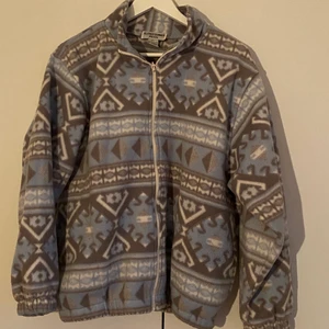 Fleece  - Säljer min nya asballa fleece då jag ska ut o resa och absolut inte behöver denna :( köpt second hand men i väldigt bra skick! Osäker på storleken men jag är vanligtvis en M och den passar perfekt o längd på armar osv 