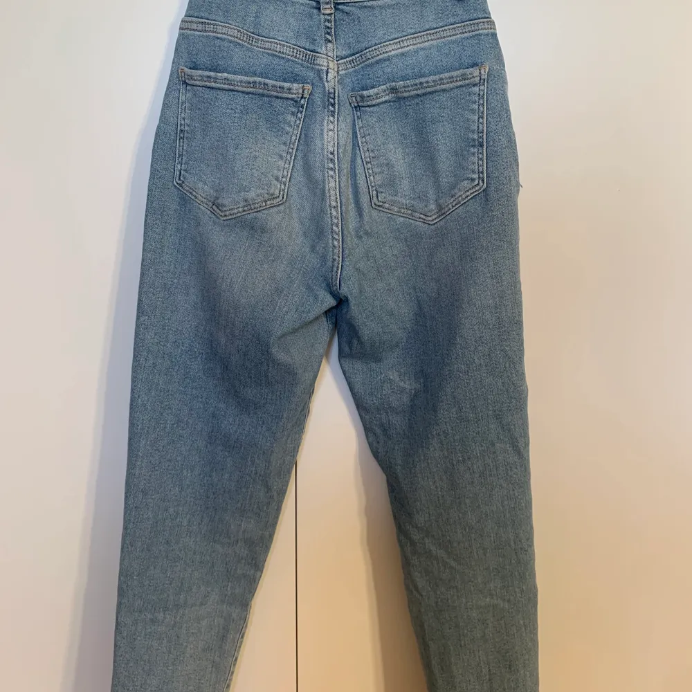 Ett bar jeans blåa super sköna mom jeans från gina tricot med orginalpris 400 kr.💕💞 första bilden lånad. Jeans & Byxor.