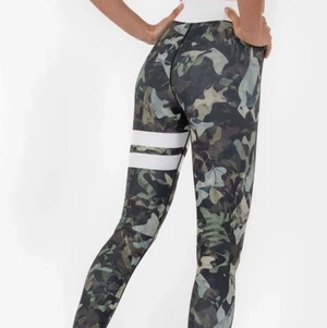 Stronger tränings tights camouflage - Säljer mina kamouflage tränings tights ifrån Stronger i stl S. Pågrund av att dem inte används på ett bra tag. Dem är inte så högmidjade men ger en fina former. Använda fåtal gånger men har tyvärr några små slitningar i skrevet. Därav sjunker priser något otroligt. Tror dem köptes för runt 600kr medans jag säljer dem för 175kr 