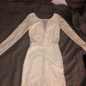 Tajtare Klänning storlek s - En långaärmad vit spetsklänning som är använt fåtal gånger men har inga synliga täcken på användning, den är i skotten S men skulle säga en större S eller M, det är en kortklänning med långa ärmar