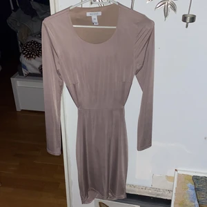 Klänning - Säljer denna fina klänning från Nelly i strl Xs. Använd ett fåtal ggr. Kontakta mig om du är intresserad💕