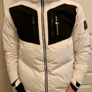 Vinter jacka  - Säljer min lillebrors vinterjacka som han köpte för ett år sen. Det finns ett litet märke vid armen bredvid märket ( som ni kan se på sista bilden ) men annars är den fortfarande som nyskick. Säljer endast pga att han växt ur den inte för att de är något fel på den eller så. Den är såklart äkta. Det står ingen exakt storlek i jackan men är nästan 100% på att det är en stolek S. Pris går att diskutera. Om frågor, skriv privat. 