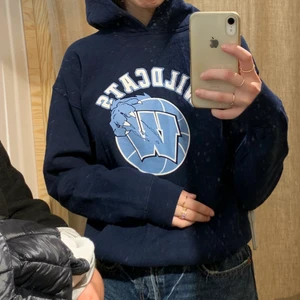 Hoodie - Mörkblå hoodie som ej kommer till användning längre. Har ingen lapp men passar mig som har storlek S. Köparen står för frakten💓