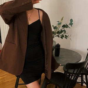 Svart klänning - En svart basic tajt klänning! Lite insytt för en fin detalj vid bysten. En liten tråd som sticker ut uppe på ena bandet men det går lätt att klippa bort!!🥺