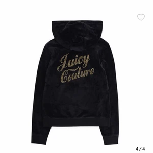 Juicy couture zip up hoodie - Säljer min Svarta velvet juicy couture zip up hoodie med rhinestones på grun av att den tyvärr inte kommer till användning längre. Slutsåld på nästan alla hämsidor. Skick 7/10-saknar några rhinestones. Säljer pga för lite användning. Köparen står för frakten och betalning sker via swish💚💚. 