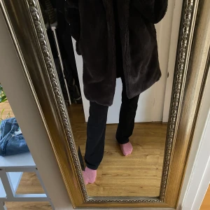 Carin Wester jacka fuskpäls  - Fuskpäls i mörkbrunt. Carin Wester, fin och fräsch men har ett hål i ena innerfickan, se bild. Lagas dock lätt. Djur och rökfritt hem!